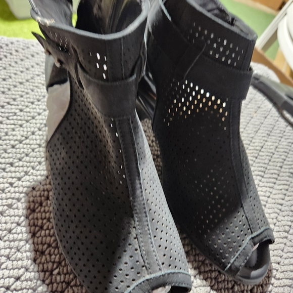 Shoes - Picture 1 of 3